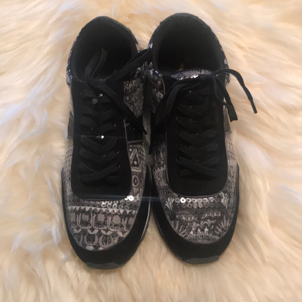 NIB Sakroots women’s sneaker